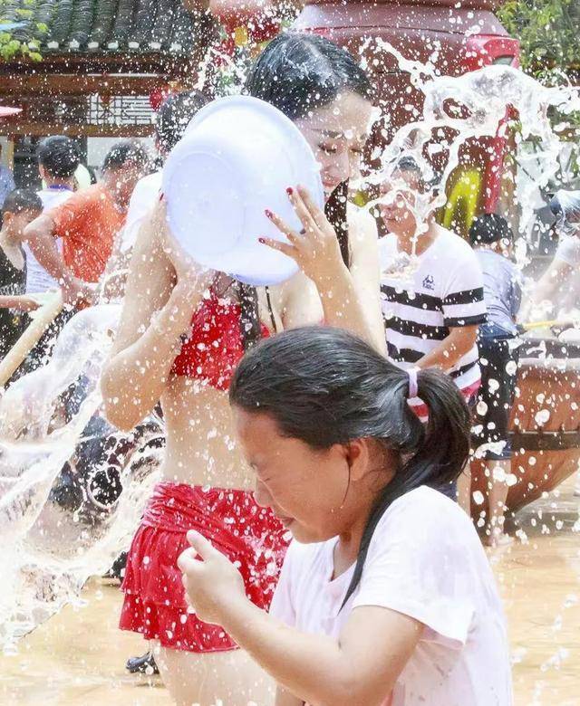 泼水节：庆祝春天还是猥亵女性？