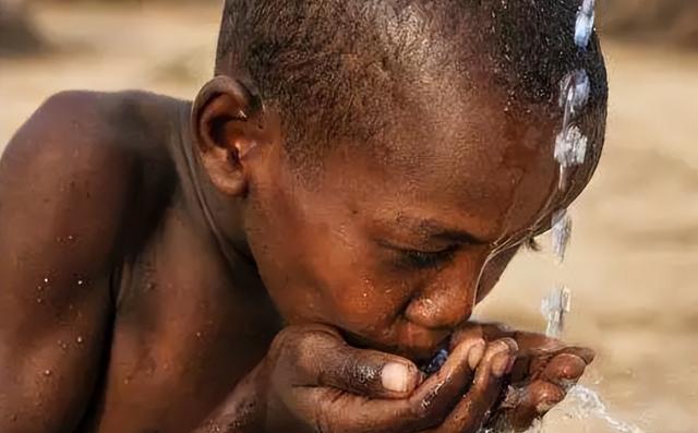 2016年，那个被白人美女喂水喝的2岁非洲小男孩，后来怎么样了？