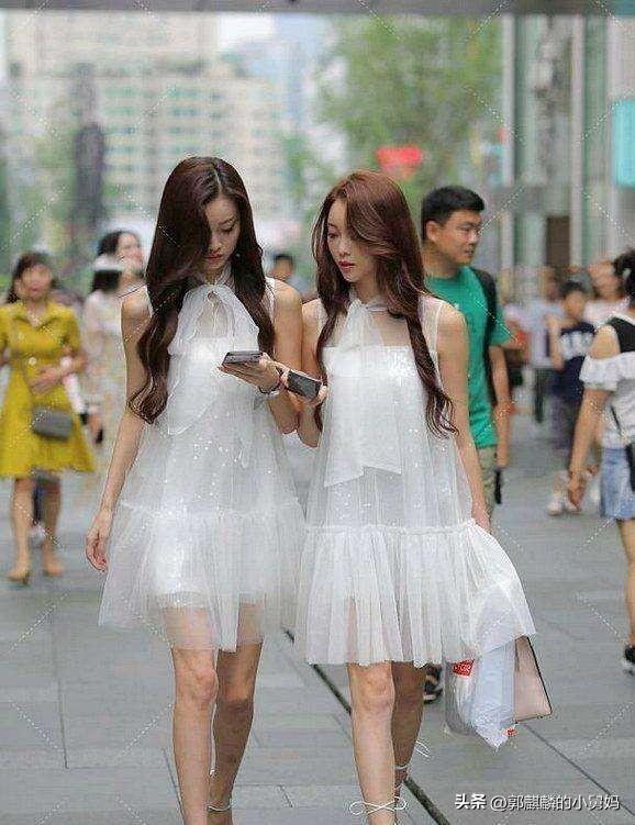美女双胞胎姐妹花让人羡慕，同穿白色仙女裙，简直是仙女下凡