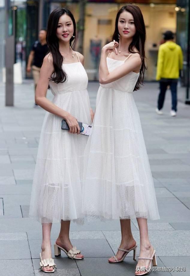 美女双胞胎姐妹花让人羡慕，同穿白色仙女裙，简直是仙女下凡