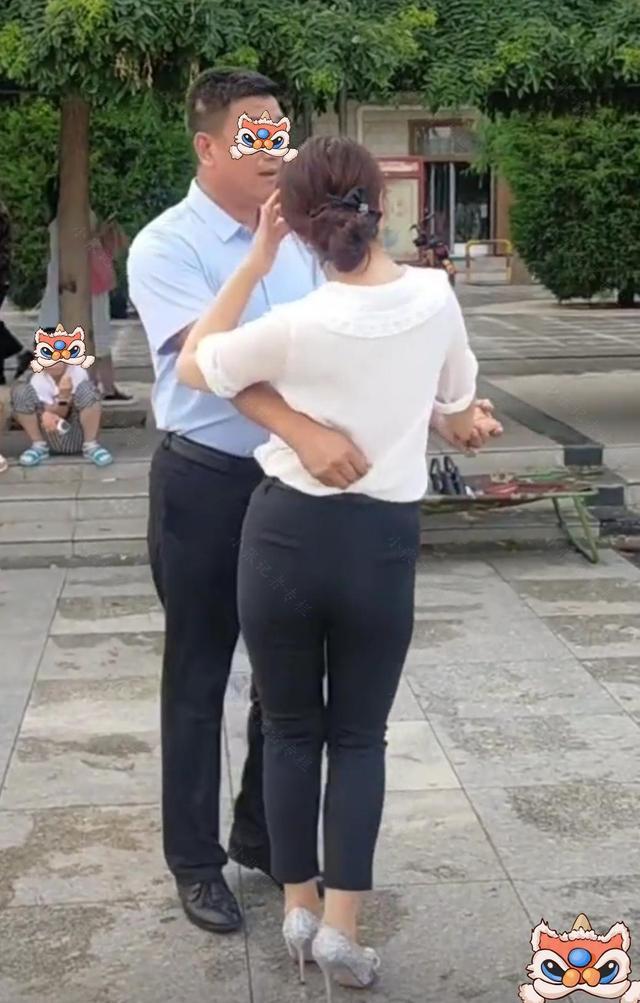 太大胆了！一男子和美女在广场跳舞，完全不顾妻子的感受