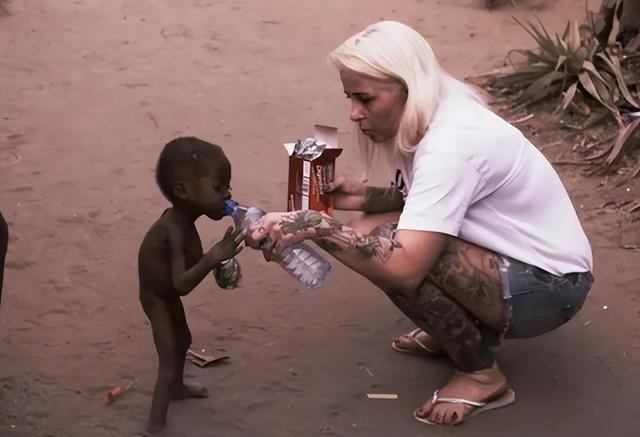 2016年，那个被白人美女喂水喝的2岁非洲小男孩，后来怎么样了？
