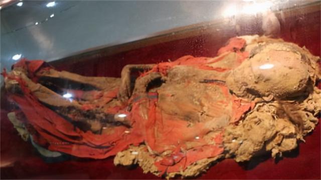 2003年新疆挖出女干尸，骨骼纹路清晰，嘴唇还涂着2700年前的口红