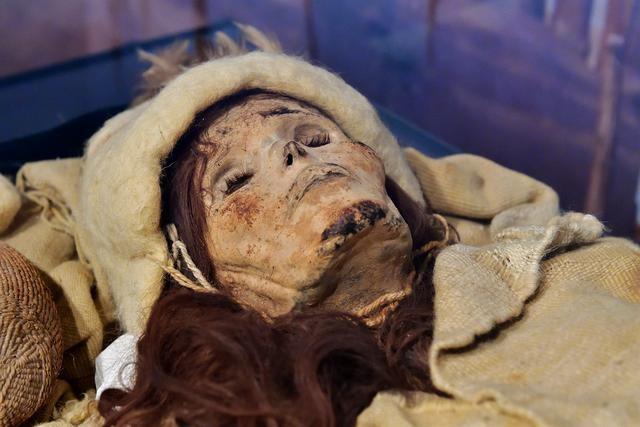 2003年新疆挖出女干尸，骨骼纹路清晰，嘴唇还涂着2700年前的口红