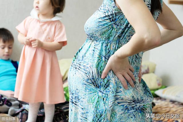 28岁女子腹痛且阴道流液，家人送医才知：两腿间竟有个小脑袋，怀孕了