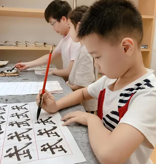 高中女生写出“饺子字体”，可爱中略带幼稚，幸好不会影响考试