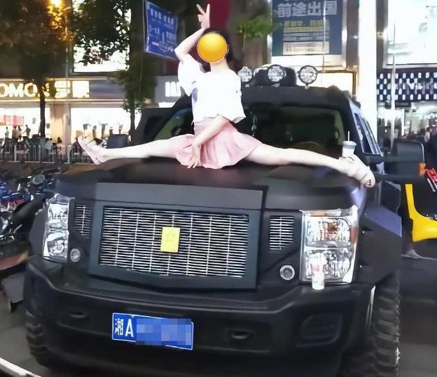 湖南：气质美女大秀身材，爬上车头摆一字马拍照，引来路人围观