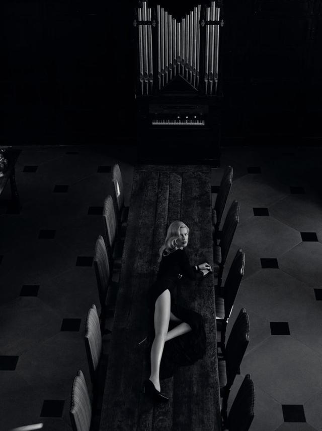 德国超模克劳迪娅·希弗 (Claudia Schiffer)拍摄的时尚杂志大片