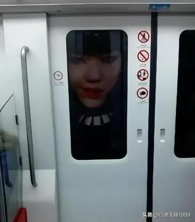 另类大嘴美女吴莫愁，地铁站里吓哭小孩的造型除了她找不出第二人