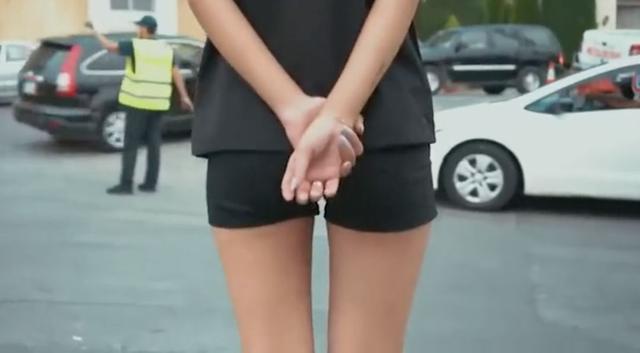 美女警花身穿超短裤执勤，市长：很美！
