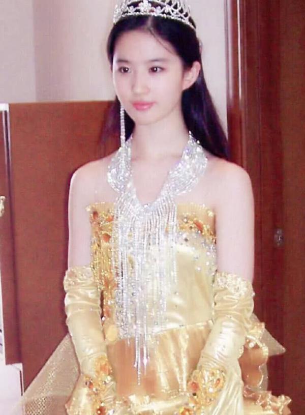 女星最珍贵的“试妆照”：18岁热巴素颜清纯，杨颖古装造型惊艳