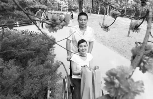 9年前，那位为救学生失去双腿的80后教师张丽莉，你还记得她吗？