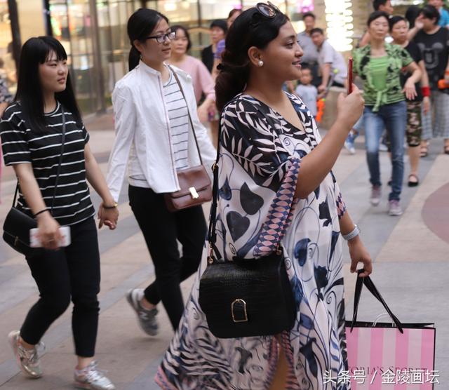 街拍南京街头的性感美女 纷纷出动 惊艳镜头
