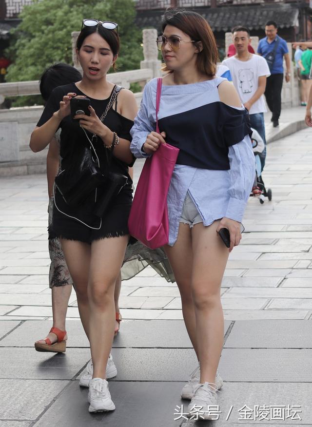 街拍南京街头的性感美女 纷纷出动 惊艳镜头