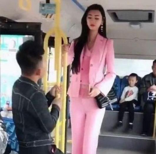1米9的美女坐公交车，当她起身，网友：抬头看美女