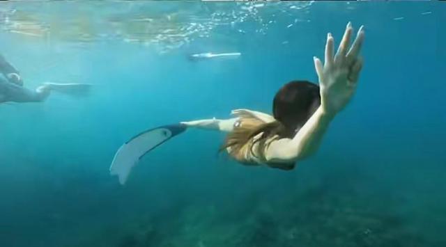 霍思燕穿泳装水下潜泳，身体柔软四肢纤细，姿势优美宛如美人鱼