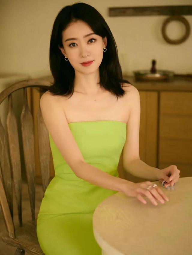 性感美女张小斐，绿色摸胸长裙尽显身材，也太美了吧！