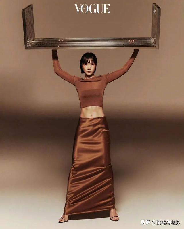 女星裴斗娜韩版《VOGUE》写真大片，迷人肌肉线条力量感十足
