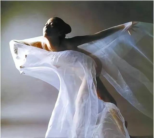著名舞蹈演员汤加丽，为艺术献身拍大尺度照片，导演丈夫果断离婚