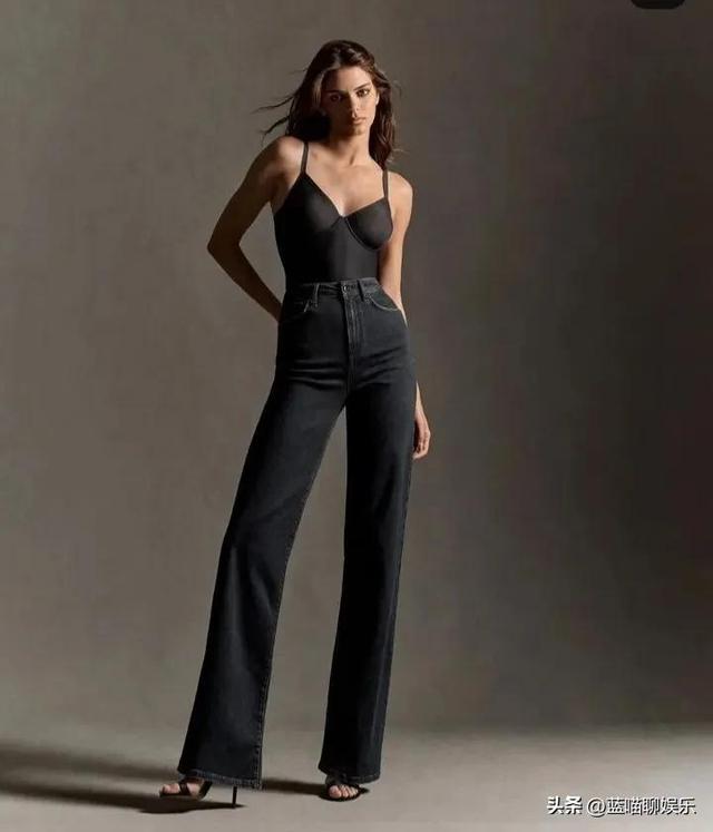肯达尔·詹娜身穿黑色蕾丝上衣和蓝色低腰牛仔裤，看上去时髦迷人