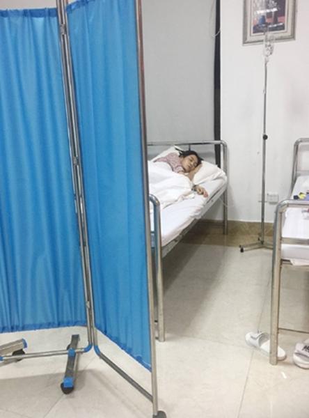 王媛可片场晕倒送医 一脸憔悴躺在病床打点滴