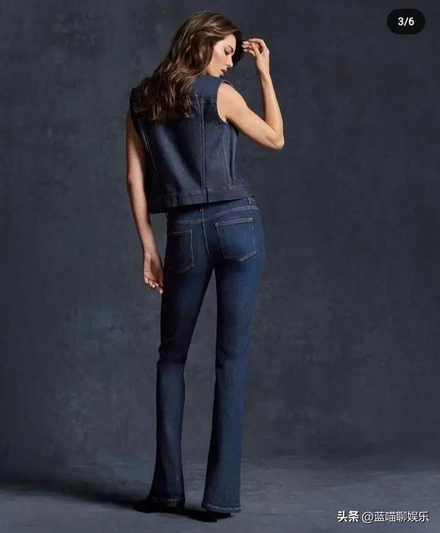 肯达尔·詹娜身穿黑色蕾丝上衣和蓝色低腰牛仔裤，看上去时髦迷人