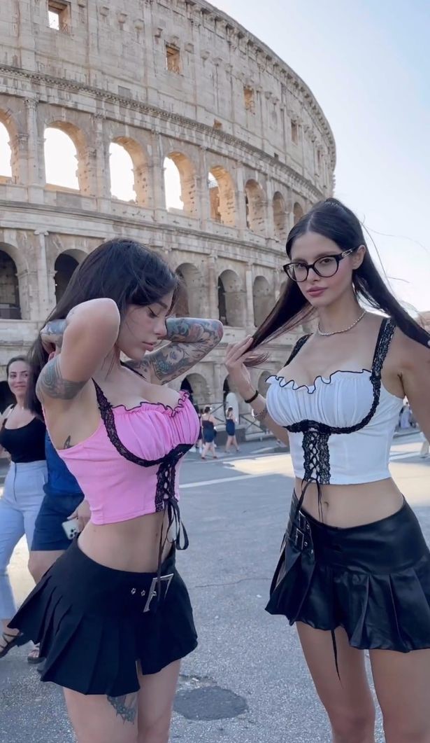 两名意大利模特穿露脐装在斗兽场外拍照