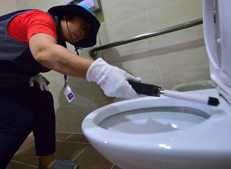 韩国偷拍多严重，女厕里每个洞都要堵上