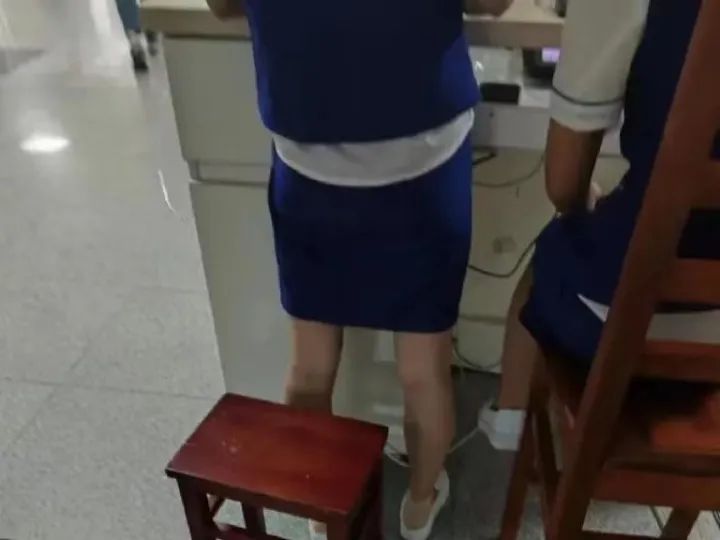 湖南女护士集体穿紧身超短裙上班？