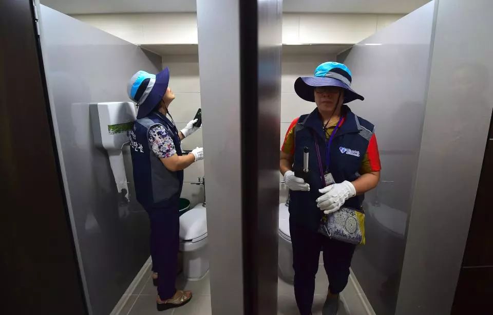 韩国偷拍多严重，女厕里每个洞都要堵上