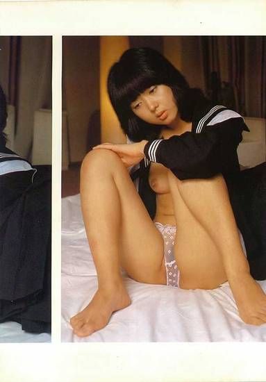 80年代日本反差婊：端庄学生装下，粉红乳头与透明内裤