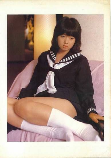 80年代日本反差婊：端庄学生装下，粉红乳头与透明内裤