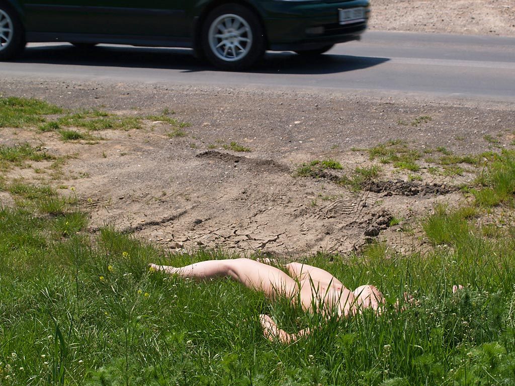 路边裸女凶杀案？其实是裸奔累了躺草丛