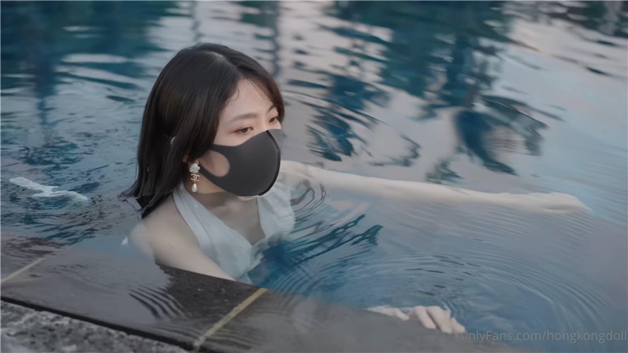 极品美少女《HongKongDoll》“夏日回忆”性感泳装无套爆操姐姐的白虎嫩穴