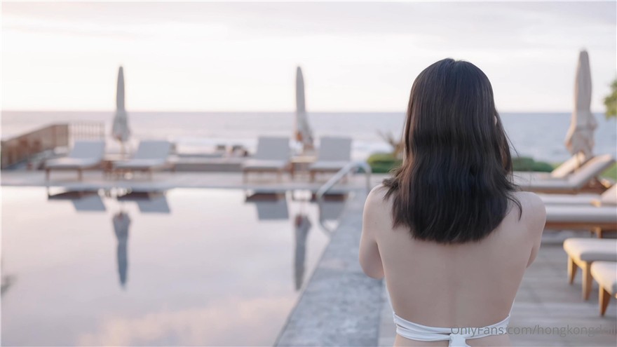 极品美少女《HongKongDoll》“夏日回忆”性感泳装无套爆操姐姐的白虎嫩穴