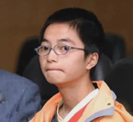 13岁少年“扒飞机”从昆明到重庆，万米高空飞行1.5小时竟奇迹生还？