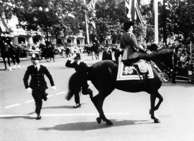 42年前，英国女王侧身骑马，被一名17岁少年射了6枪却毫发无伤