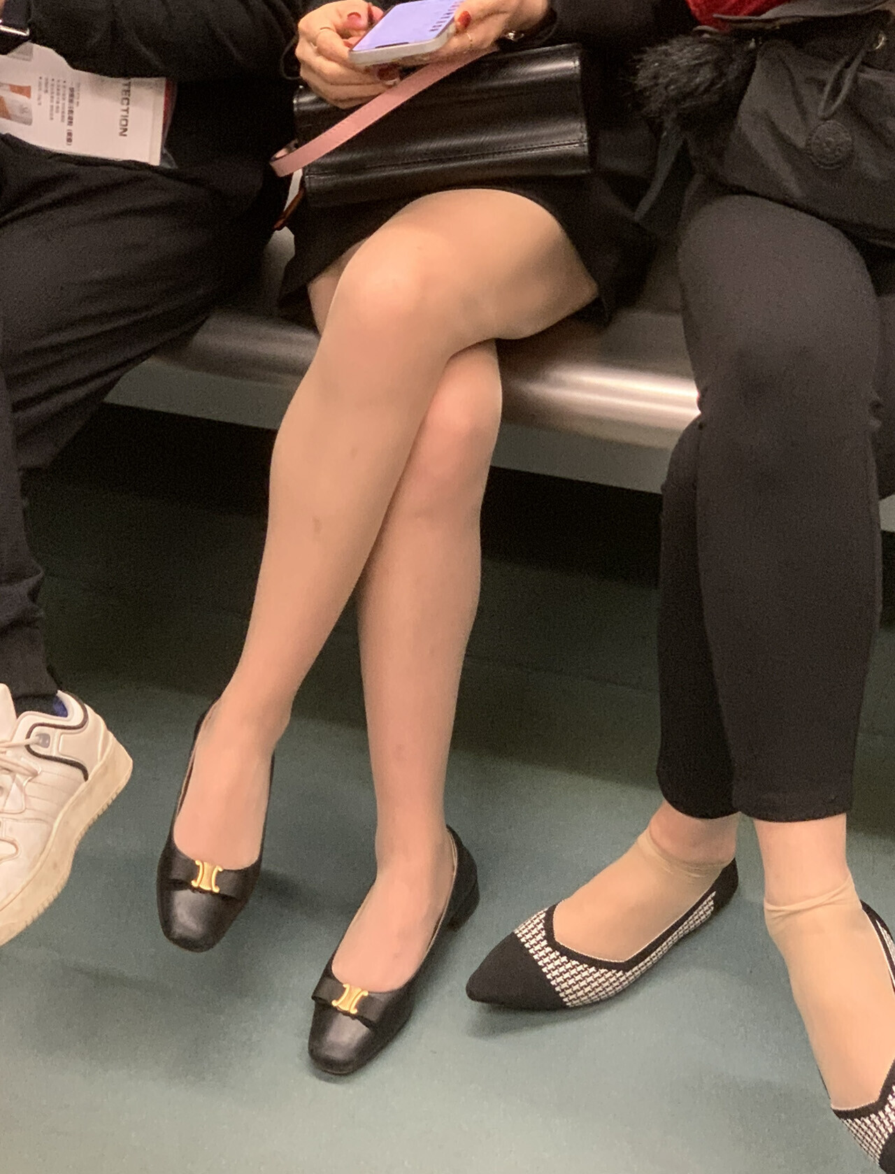 口罩年在地铁遇到的极品肉丝平底鞋妹子