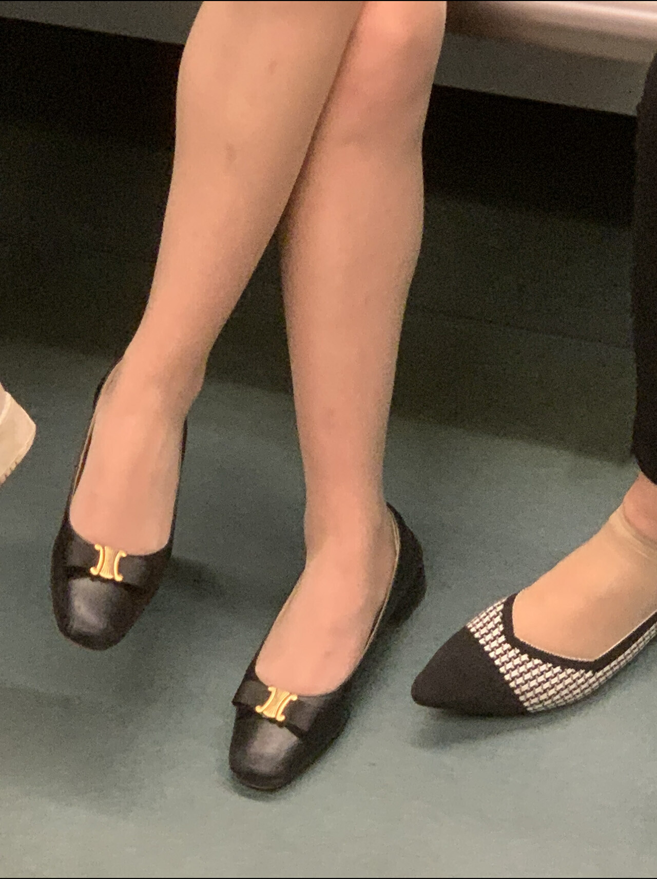 口罩年在地铁遇到的极品肉丝平底鞋妹子