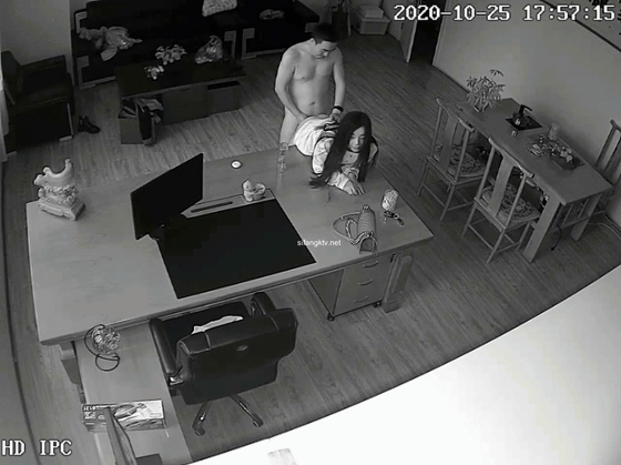 黑客破解摄像头偷拍河北某摄影店女老板 年纪30左右 在公司办公室与2名男子长达两年偷情记录